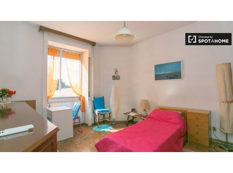 Schönes Zimmer in 3-Zimmer-Wohnung in Turro, Mailand - Zu Vermieten