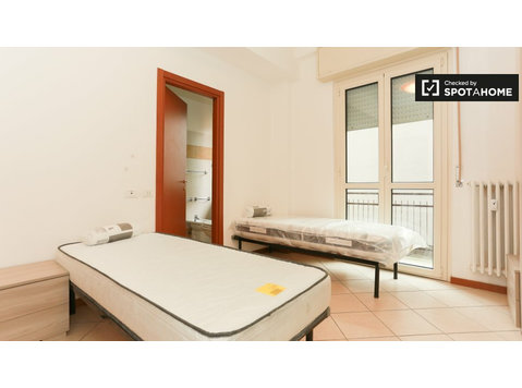 Lit à louer, appartement de 4 chambres, Sesto San Giovanni - À louer