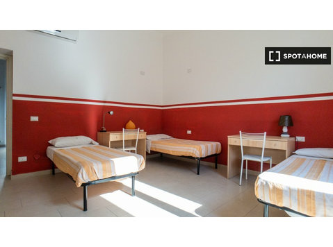 Bed for rent in 1-bedroom apartment in Morivione, Milan - Kiadó
