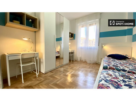 Lit à louer dans un appartement de 2 chambres à Milan - À louer