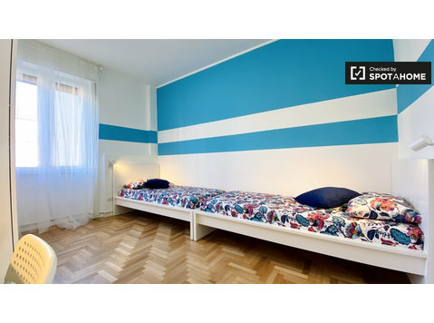 Bed for rent in 2-bedroom apartment in Milan - Te Huur
