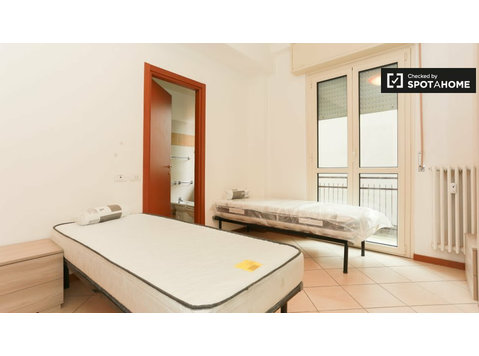 Łóżko do wynajęcia w mieszkaniu z 4 sypialniami w Sesto San… - Do wynajęcia