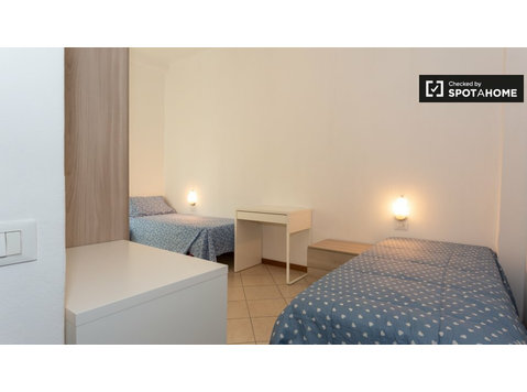Lit à louer dans un appartement de 4 chambres à Sesto San… - À louer