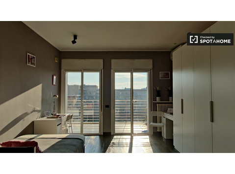 Aluga-se cama em apartamento com 2 quartos em Bicocca, Milão - Aluguel
