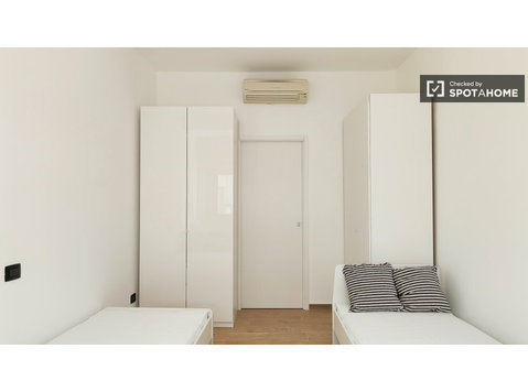 Bed for rent in apartment with 2 bedrooms in Milan - K pronájmu