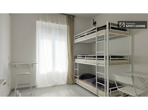 Bed for rent in apartment with 2 bedrooms in Milan - Под наем