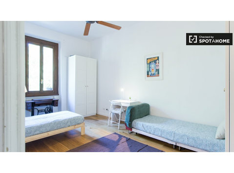 Lit à louer dans un appartement avec 2 chambres à Milan - À louer