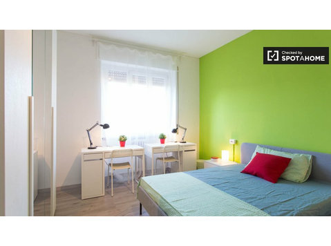 Bed for rent in apartment with 2 bedrooms in Milan - Ενοικίαση