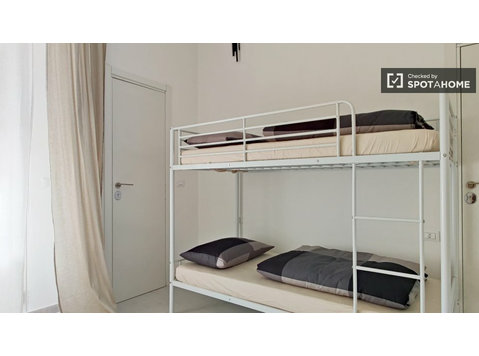 Łóżko do wynajęcia w mieszkaniu z 2 sypialniami w Mediolanie - Do wynajęcia