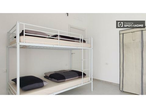 Milano'da 2 yatak odalı dairede kiralık yatak - Kiralık