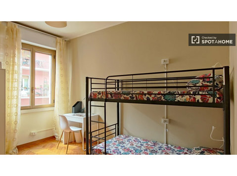 Lit à louer dans un appartement avec 2 chambres à Milan - À louer