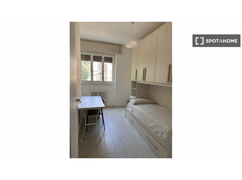 Lit à louer dans un appartement avec 2 chambres à Milan - À louer