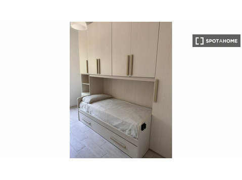 Lit à louer dans un appartement avec 2 chambres à Milan - À louer