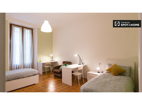 Bed for rent in apartment with 2 bedrooms in Zona Delle Re - For Rent