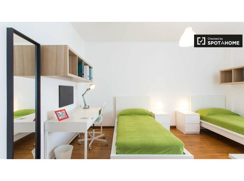 Bett zu vermieten in Wohnung mit 3 Schlafzimmern in Mailand - Zu Vermieten