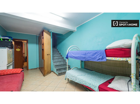 Cama para alugar em apartamento com 3 quartos em Milão - Aluguel