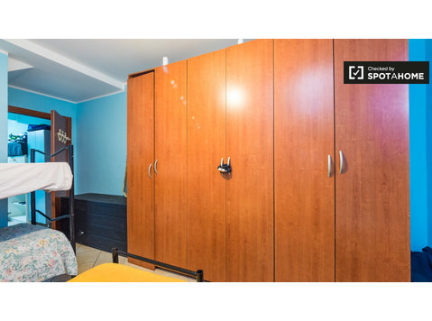 Bett zu vermieten in Wohnung mit 3 Schlafzimmern in Mailand - Zu Vermieten