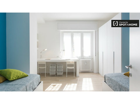 Bed for rent in apartment with 3 bedrooms in Milan -  வாடகைக்கு 