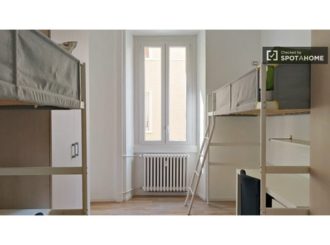 Cama en alquiler en apartamento de 3 habitaciones en Milán - Alquiler