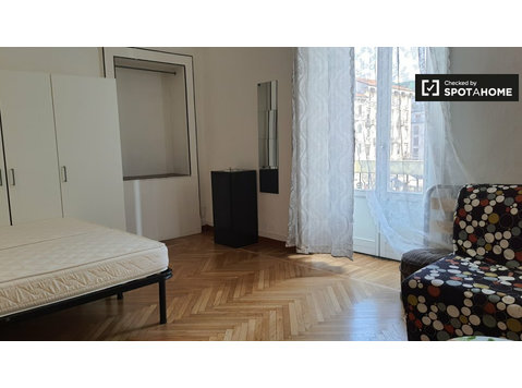 Bett zu vermieten in Wohnung mit 4 Schlafzimmern in Loreto,… - Zu Vermieten