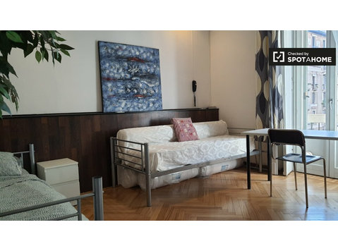 Cama en alquiler en piso de 4 habitaciones en Loreto, Milán - Alquiler