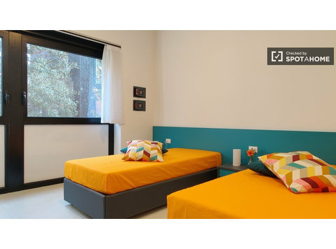 Bett zu vermieten in Wohnung mit 5 Schlafzimmern in Mailand - Zu Vermieten