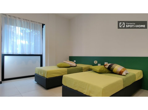 Do wynajęcia łóżko w mieszkaniu z 5 sypialniami w Mediolanie - Do wynajęcia