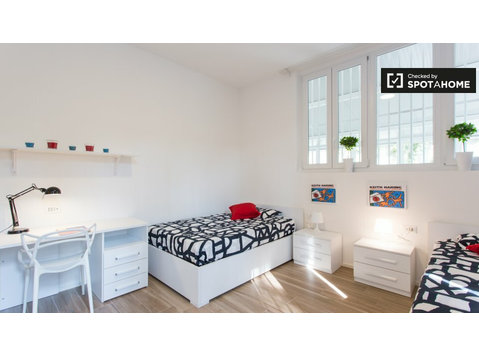 Bed for rent in apartment with 6 bedrooms in Milan - الإيجار
