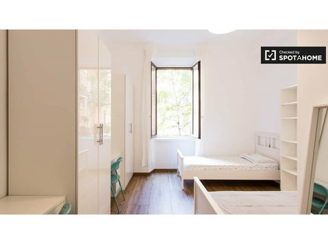 Bett zu vermieten im Zimmer in 9-Zimmer-Wohnung in Città… - Zu Vermieten