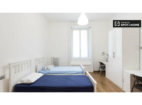 Cama para alugar em apartamento de 9 quartos em Città Studi - Aluguel