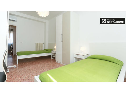 Lit à louer en chambre partagée à Milan - À louer