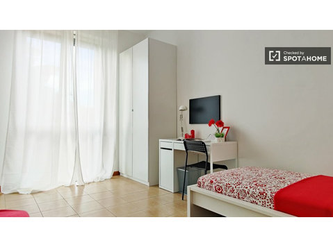 Lit à louer en chambre partagée à Milan - À louer