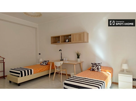 Cama para alugar em quarto compartilhado em Milão - Aluguel