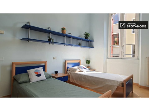 Bed for rent in shared room, 2-bedroom apartment, Milan - השכרה