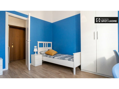 Bed for rent in sweet room, Sesto San Giovanni, Milan - Aluguel
