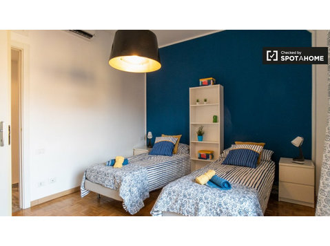 Bett zu vermieten, Mehrbettzimmer, Wohnung mit 2 Zimmern,… - Zu Vermieten