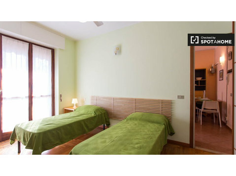 Łóżko w mieszkaniu z 1 sypialnią do wynajęcia - Ronchetto… - Do wynajęcia