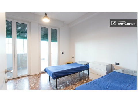 Cama em quarto duplo para alugar em Milão - Aluguel