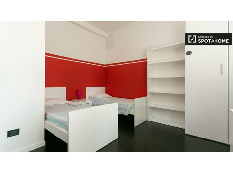 Bed in nice room for rent in 4-bedroom apartment  in Navigli - De inchiriat