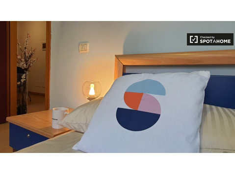Bett im Zimmer zu vermieten in Wohnung mit 2 Schlafzimmern… - Zu Vermieten