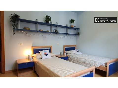 Lit dans une chambre à louer dans un appartement de 2… - À louer