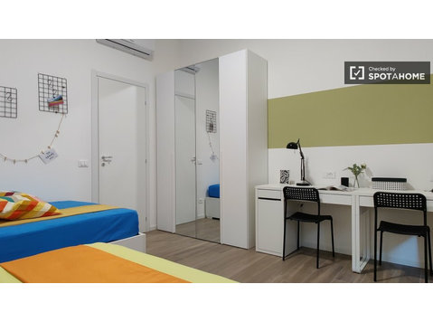 Bed in shared apartment in Loreto - Ενοικίαση