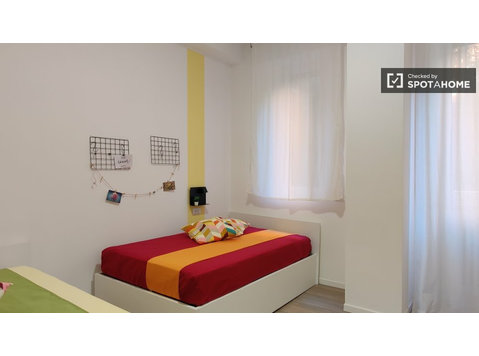 Lit dans un appartement partagé à Loreto - À louer
