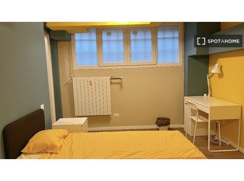 Łóżko we wspólnym mieszkaniu w Mediolanie - Do wynajęcia