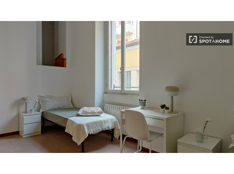 Milano'da 2 yatak odalı dairede kiralık ortak odada yatak - Kiralık