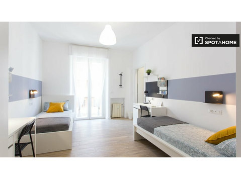 Milano'da 6 yatak odalı dairede kiralık ortak odada yatak - Kiralık