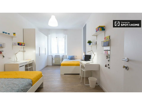 Bed in shared room for rent in 6-bedroom apartment in Milan - For Rent