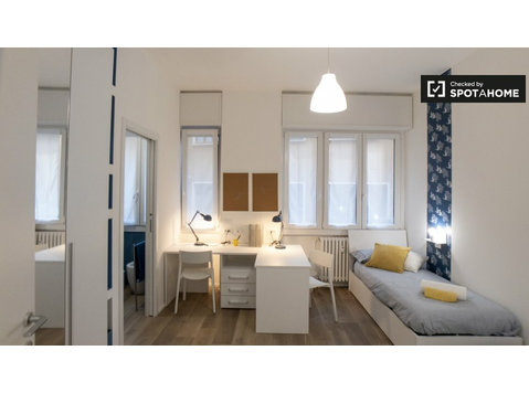 Cama em quarto compartilhado para alugar em Lambrate, Milão - Aluguel