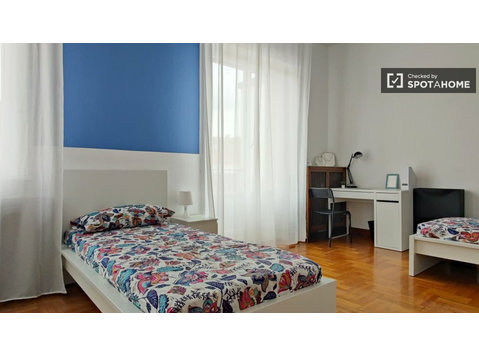 Lit en chambre partagée à louer dans un appartement à Milan - À louer
