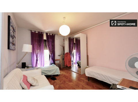 Bed in shared room in apartment in Derganino, Milan - For Rent